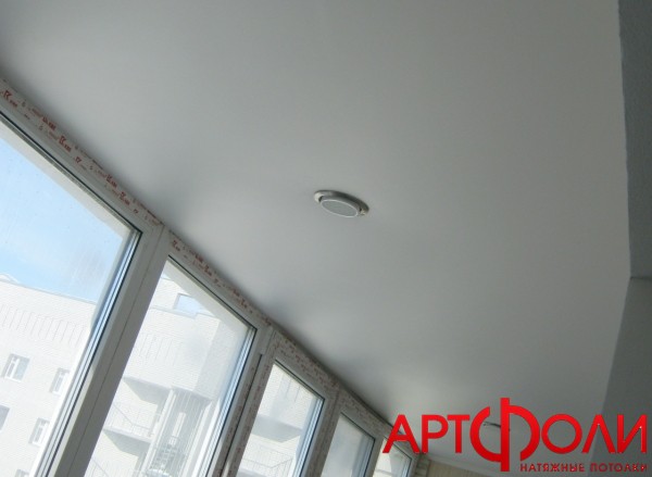 Натяжные потолки на балкон