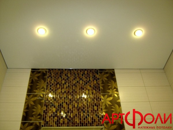 Натяжной потолок в ванную комнату