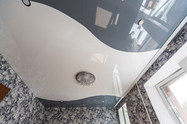 Пример натяжного потолка со спайкой полотен