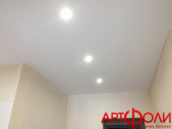 Натяжной потолок в коридор