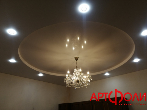 Дизайнерский потолок с точечными светильниками и центральной люстрой
