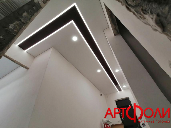 Цветной потолок со световыми линиями