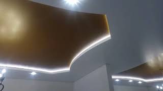 Фактурный потолок с нишевой подсветкой 