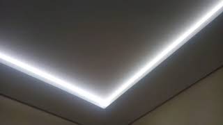 Современный натяжной потолок с подсветкой 